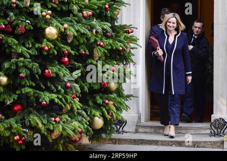 (181204) -- LONDRES, 4 décembre 2018 -- la secrétaire britannique au travail et aux Pensions, Amber Rudd, quitte le 10 Downing Street après une réunion du cabinet à Londres, en Grande-Bretagne, le 4 décembre 2018. Mardi, les députés britanniques ont voté par 311 voix contre 293 pour déclarer les ministres coupables d'outrage au Parlement pour leur défaut de publier l'avis juridique complet sur l'accord sur le Brexit. ROYAUME-UNI-LONDRES-BREXIT CONSEIL JURIDIQUE StephenxChung PUBLICATIONxNOTxINxCHN Banque D'Images