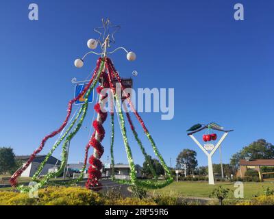 (181205) -- CANBERRA, 5 décembre 2018 -- une photo prise le 4 décembre 2018 montre une sculpture géante de cerisier à Young, un township situé à moins de deux heures de route de la capitale australienne, Canberra. Depuis qu'il s'en souvient, Ned Mullany est allé dans le verger de cerisiers. Je suis la troisième génération de Ballinaclash, a dit l'homme de 28 ans de Young. Il n'est pas seul, comme Young est surnommé la capitale des cerisiers de l'Australie , où, selon Ned, il y a plus de 30 vergers de cerisiers. POUR ALLER AVEC la caractéristique : des générations de producteurs de cerises témoins de la prospérité de Cherry Capital of Australia . ) (Zxj) AUSTRAL Banque D'Images