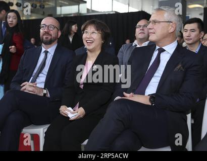 (181205) -- LIEGE (BELGIQUE), 5 décembre 2018 -- le Premier ministre belge Charles Michel, le président du groupe Alibaba, Angel Zhao, et le vice-premier ministre belge Kris Peeters (de gauche à droite) assistent à une cérémonie de signature à Liège, Belgique, le 5 décembre 2018. Le géant chinois du commerce électronique Alibaba a signé mercredi un accord avec le gouvernement fédéral belge pour ouvrir sa première plateforme de commerce électronique mondial (eWTP) en Europe dans le but de promouvoir le commerce transfrontalier à long terme. BELGIQUE-LIEGE-ALIBABA-EWTP-CÉRÉMONIE DE SIGNATURE YEXPINGFAN PUBLICATIONXNOTXINXCHN Banque D'Images