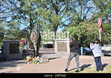 (181206) -- HOUSTON, le 6 décembre 2018 -- visite du monument George H.W. Bush à Houston, Texas, États-Unis, le 5 décembre 2018. Les États-Unis ont tenu des funérailles d'État à Washington mercredi pour le 41e président George H.W. Bush. (Zxj) U.S.-HOUSTON-GEORGE H.W. BUSH-DEUIL LiuxLiwei PUBLICATIONxNOTxINxCHN Banque D'Images