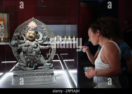 (181206) -- PÉKIN, 6 décembre 2018 -- Une statuette en bronze de Mahakala est vue à l'exposition intitulée de la Cité interdite : les appartements impériaux de Qianlong au Musée de l'Acropole à Athènes, Grèce, le 12 septembre 2018. Le Musée national d'art contemporain de Grèce (EMST) à Athènes a construit de nouveaux ponts de dialogue interculturel avec la Chine dans le cadre d'un effort sino-grec plus large pour rapprocher les deux pays et peuples, a déclaré Katerina Koskina, directrice de L'EMST, à Xinhua dans une interview récente. La Chine et la Grèce sont deux pays anciens, ont d'énormes civilisations derrière eux, et vous pouvez r Banque D'Images