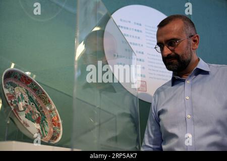 (181206) -- PÉKIN, 6 décembre 2018 -- George Manginis, membre du Comité exécutif du Musée Benaki, examine l'ancien plat en porcelaine chinoise exposé au Musée Benaki dans la capitale grecque Athènes le 19 mai 2017. Le Musée national d'art contemporain de Grèce (EMST) à Athènes a construit de nouveaux ponts de dialogue interculturel avec la Chine dans le cadre d'un effort sino-grec plus large pour rapprocher les deux pays et peuples, a déclaré Katerina Koskina, directrice de L'EMST, à Xinhua dans une interview récente. La Chine et la Grèce sont deux pays anciens, ont d'énormes civilisations derrière eux, et vous Banque D'Images