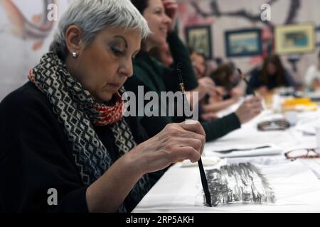 (181206) -- BEIJING, 6 décembre 2018 -- les participants pratiquent la peinture de paysage chinoise lors d'un atelier au Musée Herakleidon dans le centre d'Athènes, Grèce, le 24 mars 2018. Le Musée national d'art contemporain de Grèce (EMST) à Athènes a construit de nouveaux ponts de dialogue interculturel avec la Chine dans le cadre d'un effort sino-grec plus large pour rapprocher les deux pays et peuples, a déclaré Katerina Koskina, directrice de L'EMST, à Xinhua dans une interview récente. La Chine et la Grèce sont deux pays anciens, ont d'énormes civilisations derrière eux, et vous pouvez vous en rendre compte. Pour autant que je puisse dire de mon expérience Banque D'Images