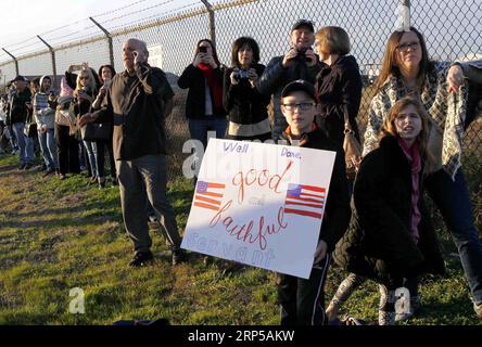 (181206) -- HOUSTON, 6 déc. 2018 (Xinhua) -- les gens saluent le cercueil de feu l'ancien président américain George H.W. Bush arrivé à Houston, Texas, États-Unis, le 5 décembre 2018. Les États-Unis ont organisé mercredi des funérailles d'État pour le 41e président George H.W. Bush, qui a été largement pleuré et salué comme un bon leader et une personne dévouée avec une âme douce et un grand sens de l'humour au cours de sa vie de 94 ans. (Xinhua/Song Qiong) (zwx) U.S.-HOUSTON-BUSH-CASKET PUBLICATIONxNOTxINxCHN Banque D'Images