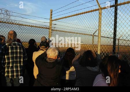 (181206) -- HOUSTON, 6 décembre 2018 (Xinhua) -- les gens regardent l'avion transportant le cercueil de feu l'ancien président américain George H.W. Bush arriver à Houston, Texas, États-Unis, le 5 décembre 2018. Les États-Unis ont organisé mercredi des funérailles d'État pour le 41e président George H.W. Bush, qui a été largement pleuré et salué comme un bon leader et une personne dévouée avec une âme douce et un grand sens de l'humour au cours de sa vie de 94 ans. (Xinhua/Song Qiong) (zwx) U.S.-HOUSTON-BUSH-CASKET PUBLICATIONxNOTxINxCHN Banque D'Images