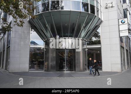 (181206) -- PÉKIN, 6 décembre 2018 (Xinhua) -- une photo prise le 9 octobre 2018 montre une vue d'un showroom de BMW à Berlin, capitale de l'Allemagne. (Xinhua/Shan Yuqi) (gxn) les grandes lignes de Xinhua : les entreprises européennes adoptent une Chine plus ouverte en développant leurs investissements PUBLICATIONxNOTxINxCHN Banque D'Images