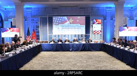 (181206) -- WASHINGTON, 6 déc. 2018 (Xinhua) -- le 11e dialogue annuel États-Unis-Chine entre les PDG et les anciens hauts fonctionnaires se tient à Washington D.C., aux États-Unis, le 4 décembre 2018. D’anciens hauts fonctionnaires, des dirigeants industriels et des experts de la Chine et des États-Unis ont promis de mettre en œuvre le récent consensus des deux pays sur la désescalade des tensions dans les relations commerciales. Ils ont pris cet engagement mardi au cours du dialogue, qui était co-organisé par le Centre chinois pour les échanges économiques internationaux -- un groupe de réflexion chinois -- et la Chambre de commerce américaine. (Xinhua/Liu Jie)(mp) U.S.-O. Banque D'Images