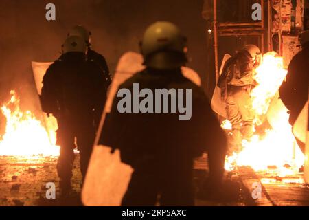 (181206) -- ATHÈNES, 6 décembre 2018 -- des policiers des émeutes affrontent des manifestants à Exarchia à Athènes, Grèce, le 6 décembre 2018. Les manifestations organisées jeudi dans plusieurs villes grecques à la mémoire d'Alexandros Grigoropoulos, un adolescent abattu par un policier à Athènes en 2008, ont été entachées d'incidents violents. Au moins 27 manifestants dans la capitale grecque, Thessalonique dans le nord de la Grèce et Chania sur l'île de Crète ont été arrêtés et placés en détention pour avoir participé à des affrontements avec les forces de police anti-émeute et à des actes de vandalisme, selon l'agence de presse nationale grecque AMNA. GRÈCE-ATHÈNES-PROTESTATION-VIO Banque D'Images