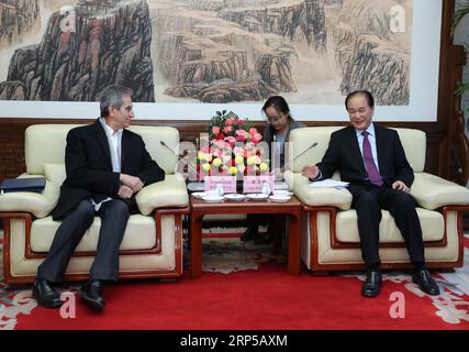 (181206) -- BEIJING , le 6 décembre 2018 -- Cai Mingzhao, président de l'agence de presse chinoise Xinhua, rencontre le directeur général par intérim du réseau Al-Jazeera Media Network, Mostefa Souag, à Beijing, capitale de la Chine, le 6 décembre 2018. CAI Mingzhao, président de l'agence de presse chinoise Xinhua, a rencontré jeudi le directeur général par intérim du réseau Al-Jazeera Media Network, Mostefa Souag, pour discuter de la coopération. Xinhua apprécie grandement sa coopération avec Al-Jazeera, et les deux médias ont beaucoup à apprendre l'un de l'autre, a déclaré Cai. L'accord de coopération stratégique signé entre les deux parties en 2016 a mis en place le Banque D'Images