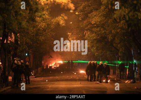 (181206) -- ATHÈNES, 6 décembre 2018 -- des manifestants pointent des lumières laser vers des policiers à Exarchia à Athènes, Grèce, le 6 décembre 2018. Les manifestations organisées jeudi dans plusieurs villes grecques à la mémoire d'Alexandros Grigoropoulos, un adolescent abattu par un policier à Athènes en 2008, ont été entachées d'incidents violents. Au moins 27 manifestants dans la capitale grecque, Thessalonique dans le nord de la Grèce et Chania sur l'île de Crète ont été arrêtés et placés en détention pour avoir participé à des affrontements avec les forces de police anti-émeute et à des actes de vandalisme, selon l'agence de presse nationale grecque AMNA. GRÈCE-ATHÈNES-PROTE Banque D'Images