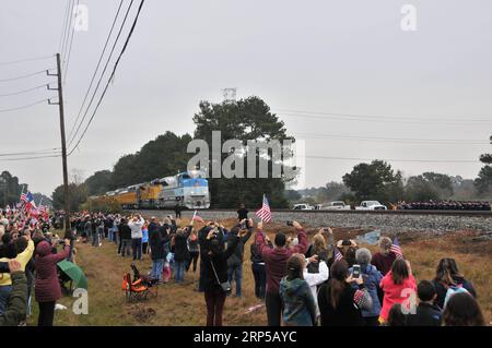 (181206) -- HOUSTON, 6 décembre 2018 -- des gens font la queue le long de la ligne ferroviaire pour pleurer le regretté ancien président américain George H.W. Bush à Houston, Texas, États-Unis, le 6 décembre 2018. Les restes de Bush ont été emmenés par le train jeudi de Houston au lieu de sépulture derrière la bibliothèque présidentielle George H.W. Bush et le musée à l'Université A&M du Texas. George H.W. Bush, le 41e président des États-Unis, est décédé le 30 novembre à l'âge de 94 ans. U.S.-HOUSTON-GEORGE H.W. BUSH-TRAIN-ENTERREMENT LIUXLIWEI PUBLICATIONXNOTXINXCHN Banque D'Images