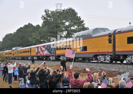 (181206) -- HOUSTON, 6 décembre 2018 -- des gens font la queue le long de la ligne ferroviaire pour pleurer le regretté ancien président américain George H.W. Bush à Houston, Texas, États-Unis, le 6 décembre 2018. Les restes de Bush ont été emmenés par le train jeudi de Houston au lieu de sépulture derrière la bibliothèque présidentielle George H.W. Bush et le musée à l'Université A&M du Texas. George H.W. Bush, le 41e président des États-Unis, est décédé le 30 novembre à l'âge de 94 ans. U.S.-HOUSTON-GEORGE H.W. BUSH-TRAIN-ENTERREMENT LIUXLIWEI PUBLICATIONXNOTXINXCHN Banque D'Images