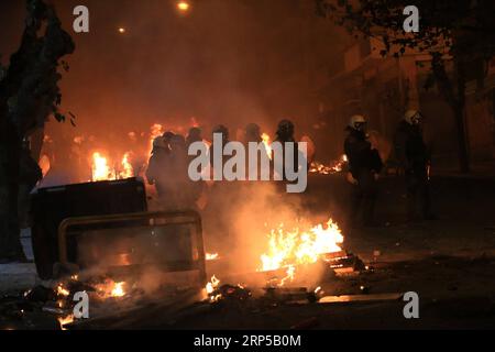 (181206) -- ATHÈNES, 6 décembre 2018 -- des policiers des émeutes affrontent des manifestants à Exarchia à Athènes, Grèce, le 6 décembre 2018. Les manifestations organisées jeudi dans plusieurs villes grecques à la mémoire d'Alexandros Grigoropoulos, un adolescent abattu par un policier à Athènes en 2008, ont été entachées d'incidents violents. Au moins 27 manifestants dans la capitale grecque, Thessalonique dans le nord de la Grèce et Chania sur l'île de Crète ont été arrêtés et placés en détention pour avoir participé à des affrontements avec les forces de police anti-émeute et à des actes de vandalisme, selon l'agence de presse nationale grecque AMNA. GRÈCE-ATHÈNES-PROTESTATION-VIO Banque D'Images