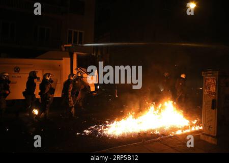 (181206) -- ATHÈNES, 6 décembre 2018 -- des policiers des émeutes affrontent des manifestants à Exarchia à Athènes, Grèce, le 6 décembre 2018. Les manifestations organisées jeudi dans plusieurs villes grecques à la mémoire d'Alexandros Grigoropoulos, un adolescent abattu par un policier à Athènes en 2008, ont été entachées d'incidents violents. Au moins 27 manifestants dans la capitale grecque, Thessalonique dans le nord de la Grèce et Chania sur l'île de Crète ont été arrêtés et placés en détention pour avoir participé à des affrontements avec les forces de police anti-émeute et à des actes de vandalisme, selon l'agence de presse nationale grecque AMNA. GRÈCE-ATHÈNES-PROTESTATION-VIO Banque D'Images