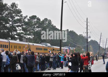 (181206) -- HOUSTON, 6 décembre 2018 -- des gens font la queue le long de la ligne ferroviaire pour pleurer le regretté ancien président américain George H.W. Bush à Houston, Texas, États-Unis, le 6 décembre 2018. Les restes de Bush ont été emmenés par le train jeudi de Houston au lieu de sépulture derrière la bibliothèque présidentielle George H.W. Bush et le musée à l'Université A&M du Texas. George H.W. Bush, le 41e président des États-Unis, est décédé le 30 novembre à l'âge de 94 ans. U.S.-HOUSTON-GEORGE H.W. BUSH-TRAIN-ENTERREMENT LIUXLIWEI PUBLICATIONXNOTXINXCHN Banque D'Images