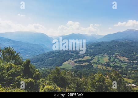 Vue de dessus du paysage des Apennins Emiliens toscans à Busana (municipalité de Ventasso), Italie. Espace de copie. Banque D'Images