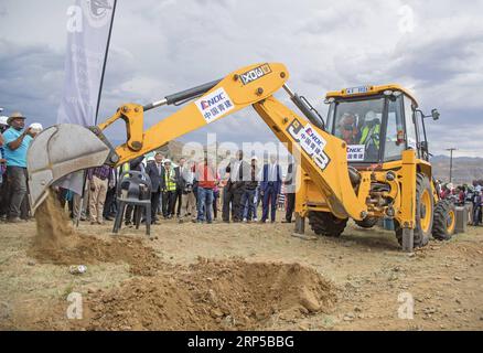 (181207) -- QACHA S NEK, 7 décembre 2018 -- le Premier ministre du Lesotho, Tom Thabane (à droite), utilise une excavatrice lors de la cérémonie de retournement du gazon pour le projet routier Mpiti-Sehlaba-Thebe à Qacha s Nek, Lesotho, le 6 décembre 2018. Une cérémonie de changement de cap pour le projet routier de Mpiti à Sehlaba-Thebe, financé par un prêt concessionnel du gouvernement chinois, a eu lieu jeudi au Lesotho. La route de 91 km longe la chaîne de montagnes Drakensburg. Il sera amélioré de la route de gravier à la route asphaltée. En raison du terrain complexe, le processus de construction durera 36 mois. ) (ZXJ) LESOTHO-QACHA S NEK-CHI Banque D'Images