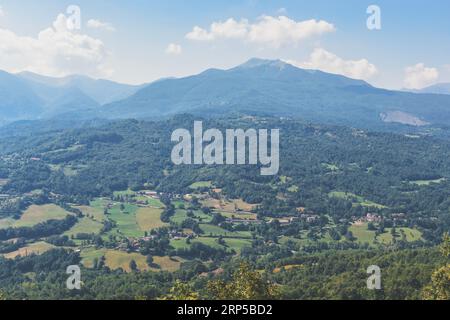 Vue de dessus du paysage des Apennins Emiliens toscans à Busana (municipalité de Ventasso), Italie. Espace de copie. Banque D'Images