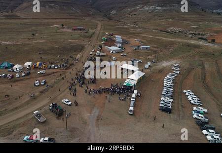 (181207) -- QACHA S NEK, 7 décembre 2018 -- une photo prise le 6 décembre 2018 montre la cérémonie de changement de gazon pour le projet routier Mpiti-Sehlaba-Thebe à Qacha s Nek, Lesotho. Une cérémonie de changement de cap pour le projet routier de Mpiti à Sehlaba-Thebe, financé par un prêt concessionnel du gouvernement chinois, a eu lieu jeudi au Lesotho. La route de 91 km longe la chaîne de montagnes Drakensburg. Il sera amélioré de la route de gravier à la route asphaltée. En raison du terrain complexe, le processus de construction durera 36 mois. ) (Zxj) LA ROUTE ChenxCheng PUBLICATIONxNOTxINxCHN FINANCÉE par LESOTHO-QACHA S NEK-CHINE Banque D'Images