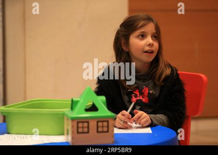 (181207) -- ATHÈNES, 7 décembre 2018 -- Une fille assiste au Festival international du film pour enfants d'Athènes, en Grèce, le 7 décembre 2018. Athènes a lancé vendredi le 1e Festival international du film pour enfants, offrant plus de 70 longs métrages de 30 pays du monde entier. GRÈCE-ATHÈNES-CHILDREN S FILM FESTIVAL-OUVERTURE MARIOSXLOLOS PUBLICATIONXNOTXINXCHN Banque D'Images