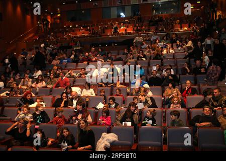 (181207) -- ATHÈNES, le 7 décembre 2018 -- des familles assistent à l'ouverture du Festival international du film pour enfants d'Athènes à Athènes, Grèce, le 7 décembre 2018. Athènes a lancé vendredi le 1e Festival international du film pour enfants, offrant plus de 70 longs métrages de 30 pays du monde entier. GRÈCE-ATHÈNES-CHILDREN S FILM FESTIVAL-OUVERTURE MARIOSXLOLOS PUBLICATIONXNOTXINXCHN Banque D'Images