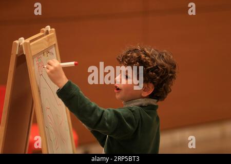 (181207) -- ATHÈNES, le 7 décembre 2018 -- Un enfant assiste au Festival international du film pour enfants d'Athènes, en Grèce, le 7 décembre 2018. Athènes a lancé vendredi le 1e Festival international du film pour enfants, offrant plus de 70 longs métrages de 30 pays du monde entier. GRÈCE-ATHÈNES-CHILDREN S FILM FESTIVAL-OUVERTURE MARIOSXLOLOS PUBLICATIONXNOTXINXCHN Banque D'Images