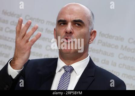 (181208) -- BERNE, le 8 décembre 2018 -- le président suisse Alain Berset fait des gestes lors d'une conférence de presse à Berne, Suisse, le 7 décembre 2018. Le gouvernement suisse a déclaré vendredi qu'il voulait des consultations publiques avant de décider d'un projet de traité décrivant les liens avec l'Union européenne (UE) visant à verrouiller les relations futures entre les deux. SUISSE-BERNE-eu-CONFÉRENCE DE PRESSE RUBENxSPRICH PUBLICATIONxNOTxINxCHN Banque D'Images