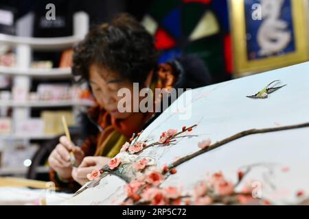 (181208) -- ZUNYI, 8 déc. 2018 (Xinhua) -- Zuo Huiping, l'héritier représentatif de la technique de fabrication d'œuvres d'art d'usine de papier de riz, traite une œuvre d'art à Zunyi, dans la province du Guizhou du sud-ouest de la Chine, 8 déc. 2018. La plante de papier de riz (tetrapanax papyrifer) est un arbuste à feuilles persistantes utilisé dans la médecine traditionnelle chinoise. La technique de fabrication d'œuvres d'art d'usine de riz-papier a été répertoriée comme l'un des deuxième lots de patrimoines culturels immatériels provinciaux au Guizhou. (Xinhua/Luo Xinghan) (gxn) CHINE-GUIZHOU-ZUNYI-TCM-ARTISANAT (CN) PUBLICATIONxNOTxINxCHN Banque D'Images