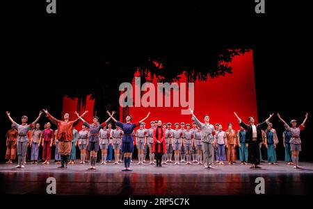 (181208) -- MADRID, 8 décembre 2018 -- les acteurs du Ballet national de Chine (NBC) remercient les applaudissements après avoir exécuté leur ballet classique Détachement rouge des femmes au Théâtre de Canal à Madrid, Espagne, le 5 décembre 2018. Dans le cadre du Festival de Madrid en Danza, le ballet classique Red Detachment of Women de NBC a été présenté en Espagne du 5 au 7 décembre. Son actuel directeur Feng Ying a également invité Aida Gomez, directrice artistique du Festival Madrid en Danza, à enseigner la danse flamenco à ses acteurs. )(yy) ESPAGNE-MADRID-BALLET NATIONAL DE CHINE-VISITE ShixRen PUBLICATIONxNOTxINxCHN Banque D'Images