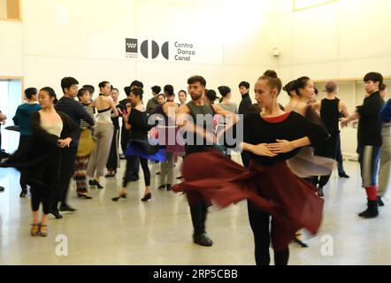 (181208) -- MADRID, 8 décembre 2018 -- les acteurs du Ballet national de Chine (NBC) apprennent la danse flamenco au Théâtre du Canal à Madrid, Espagne, le 7 décembre 2018. Dans le cadre du Festival de Madrid en Danza, le ballet classique Red Detachment of Women de NBC a été présenté en Espagne du 5 au 7 décembre. Son actuel directeur Feng Ying a également invité Aida Gomez à enseigner la danse flamenco à ses acteurs. )(yy) ESPAGNE-MADRID-BALLET NATIONAL DE CHINE-VISITE GuoxQiuda PUBLICATIONxNOTxINxCHN Banque D'Images