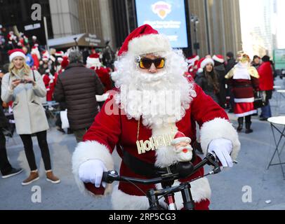 (181208) -- NEW YORK, 8 décembre 2018 -- Un fêtard habillé en Père Noël participe à la SantaCon 2018 à New York, aux États-Unis, le 8 décembre 2018. Habillés en Père Noël ou en costumes festifs, des centaines de personnes ont participé à la SantaCon 2018 samedi, profitant de l'atmosphère de Noël et amassant des fonds pour la charité. US-NEW YORK-2018 SANTACON WangxYing PUBLICATIONxNOTxINxCHN Banque D'Images