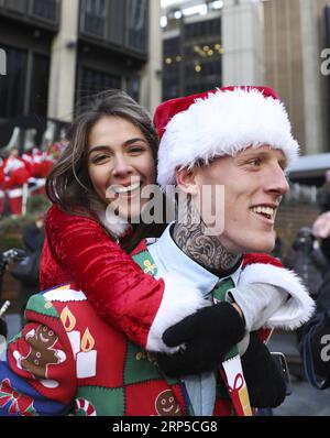 (181208) -- NEW YORK, 8 décembre 2018 -- les fêtards participent à la SantaCon 2018 à New York, aux États-Unis, le 8 décembre 2018. Habillés en Père Noël ou en costumes festifs, des centaines de personnes ont participé à la SantaCon 2018 samedi, profitant de l'atmosphère de Noël et amassant des fonds pour la charité. US-NEW YORK-2018 SANTACON WangxYing PUBLICATIONxNOTxINxCHN Banque D'Images