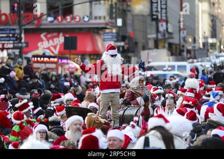 (181208) -- NEW YORK, 8 décembre 2018 -- les fêtards habillés en Père Noël participent à la SantaCon 2018 à New York, aux États-Unis, le 8 décembre 2018. Habillés en Père Noël ou en costumes festifs, des centaines de personnes ont participé à la SantaCon 2018 samedi, profitant de l'atmosphère de Noël et amassant des fonds pour la charité. US-NEW YORK-2018 SANTACON WangxYing PUBLICATIONxNOTxINxCHN Banque D'Images