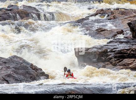 Un concurrent prenant les rapides sur la rivière Raquette à l'extérieur de Colton, NY dans le cadre de la Whitewater Monarch of New York Race Series Banque D'Images