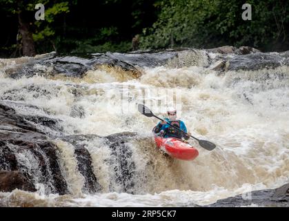 Un concurrent prenant les rapides sur la rivière Raquette à l'extérieur de Colton, NY dans le cadre de la Whitewater Monarch of New York Race Series Banque D'Images