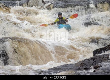 Un concurrent prenant les rapides sur la rivière Raquette à l'extérieur de Colton, NY dans le cadre de la Whitewater Monarch of New York Race Series Banque D'Images