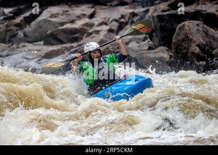 Un concurrent prenant les rapides sur la rivière Raquette à l'extérieur de Colton, NY dans le cadre de la Whitewater Monarch of New York Race Series Banque D'Images