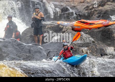 Un concurrent prenant les rapides sur la rivière Raquette à l'extérieur de Colton, NY dans le cadre de la Whitewater Monarch of New York Race Series Banque D'Images