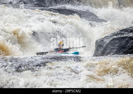 Un concurrent prenant les rapides sur la rivière Raquette à l'extérieur de Colton, NY dans le cadre de la Whitewater Monarch of New York Race Series Banque D'Images