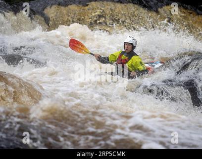 Un concurrent prenant les rapides sur la rivière Raquette à l'extérieur de Colton, NY dans le cadre de la Whitewater Monarch of New York Race Series Banque D'Images