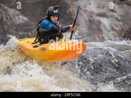 Un concurrent prenant les rapides sur la rivière Raquette à l'extérieur de Colton, NY dans le cadre de la Whitewater Monarch of New York Race Series Banque D'Images