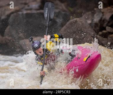 Un concurrent prenant les rapides sur la rivière Raquette à l'extérieur de Colton, NY dans le cadre de la Whitewater Monarch of New York Race Series Banque D'Images