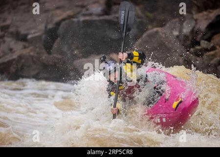 Un concurrent prenant les rapides sur la rivière Raquette à l'extérieur de Colton, NY dans le cadre de la Whitewater Monarch of New York Race Series Banque D'Images