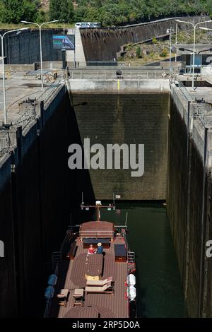 Barrage Régua dans le fleuve Douro au Portugal Banque D'Images