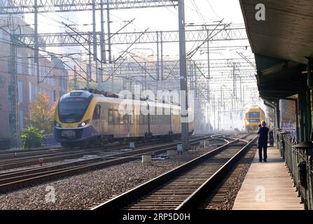 Cracovie. Cracovie. Pologne. EN78-004 unité de traction électrique intégrée train interurbain vu sur les rails à la gare. Banque D'Images