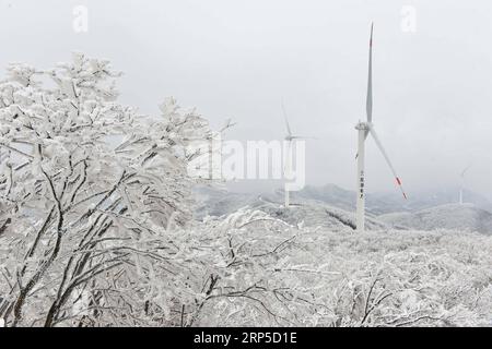 (181209) -- XIANGYANG, 9 décembre 2018 (Xinhua) -- une photo prise le 8 décembre 2018 montre le paysage rime du site pittoresque de Hengchong dans la ville de Houping sous le comté de Baokang, dans la province du Hubei en Chine centrale. (Xinhua/Yang Tao)(mp) CHINA-HUBEI-BAOKANG COUNTY-SNOW (CN) PUBLICATIONxNOTxINxCHN Banque D'Images