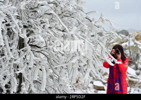 (181209) -- XIANGYANG, 9 déc. 2018 (Xinhua) -- un visiteur prend des photos de paysages rime à Hengchong dans la ville de Houping sous le comté de Baokang, province du Hubei en Chine centrale, 8 déc. 2018 (Xinhua/Yang Tao)(mp) CHINA-HUBEI-BAOKANG COUNTY-SNOW (CN) PUBLICATIONxNOTxINxCHN Banque D'Images