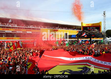 Monza, Italie. 03 septembre 2023. Ambiance du circuit - Grand drapeau Ferrari sur le podium. 03.09.2023. Formula 1 World Championship, Rd 15, Grand Prix d'Italie, Monza, Italie, jour de la course. Le crédit photo doit se lire : XPB/Press Association Images. Crédit : XPB Images Ltd/Alamy Live News Banque D'Images