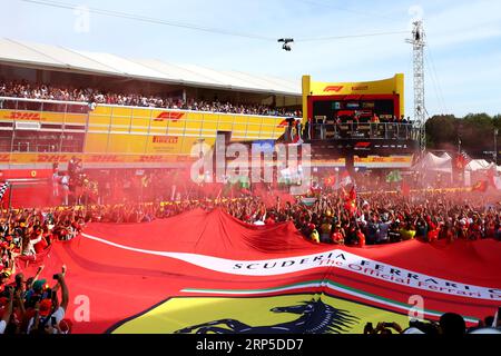 Monza, Italie. 03 septembre 2023. Ambiance du circuit - Grand drapeau Ferrari sur le podium. 03.09.2023. Formula 1 World Championship, Rd 15, Grand Prix d'Italie, Monza, Italie, jour de la course. Le crédit photo doit se lire : XPB/Press Association Images. Crédit : XPB Images Ltd/Alamy Live News Banque D'Images