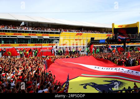 Monza, Italie. 03 septembre 2023. Ambiance du circuit - Grand drapeau Ferrari sur le podium. 03.09.2023. Formula 1 World Championship, Rd 15, Grand Prix d'Italie, Monza, Italie, jour de la course. Le crédit photo doit se lire : XPB/Press Association Images. Crédit : XPB Images Ltd/Alamy Live News Banque D'Images